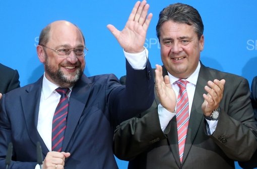 Spitzenkandidat Martin Schulz (links) und SPD-Chef Sigmar Gabriel feiern das Ergebnis der  Sozialdemokraten Foto: dpa