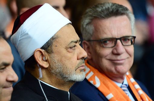 Großscheich Ahmad al-Tayyeb (li.) und Bundesinnenminister Thomas de Maiziere (CDU) diskutieren beim Kirchentag. Foto: dpa