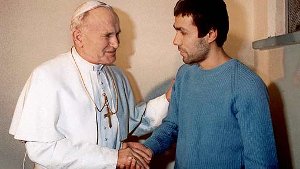 Papst Paul II. besuchte 1982 seinen Attentäter Ali Agca im Gefängnis Rebibbia. Foto: dpa