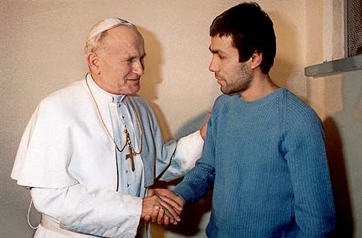 Papst Paul II. besuchte 1982 seinen Attentäter Ali Agca im Gefängnis Rebibbia. Foto: dpa