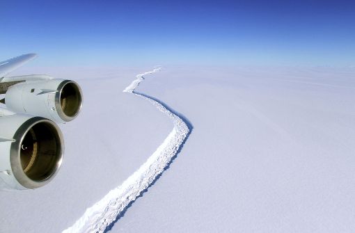 Ein gewaltiger Riss im sogenannten Larsen-C-Schelfeis in der Antarktis trennt das Eis zunehmend vom Festland. So konnte dort ein neuer, riesiger Eisberg entstehen. Foto: dpa/NASA/John Sonntag