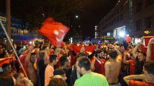 Auf der Berliner Straße in Esslingen ging nach dem Sieg der Türkei am Dienstag nichts mehr. Foto: SDMG