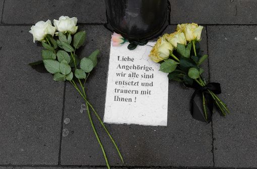 Anteilnahme und Trauer bei den Passanten in Hamburg. Foto: dpa