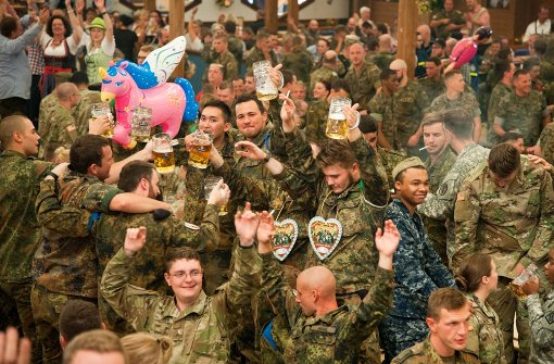Gut gefeiert haben am Montag die Soldaten auf dem Wasen. Foto: Lichtgut - Oliver Willikonsky