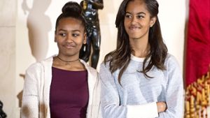 Die Obama-Töchter Sasha und Malia sind für viele schwarze junge Frauen in den USA ein Vorbild. Ihr Intellekt und ihr cooles Auftreten zeichnet sie aus. Häufig helfen sie ihrer Mutter bei Wohltätigkeitsprojekten. Foto: EPA