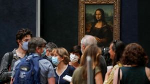 Journalisten drängen sich vor der Wiedereröffnung des Louvre vor Leonardo da Vincis „Mona Lisa“. Foto: dpa/Christophe Ena