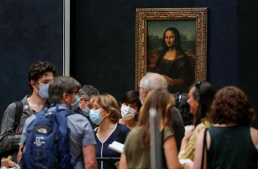 Journalisten drängen sich vor der Wiedereröffnung des Louvre vor Leonardo da Vincis „Mona Lisa“. Foto: dpa/Christophe Ena