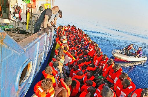 Überfüllte Boote und  viel Leid begegnen Mattes Szodrak (oben links) und anderen Helfern der „Sea-Watch“ bei ihren Einsätzen im Mittelmeer. Foto: Fabian Melber/Sea-Watch