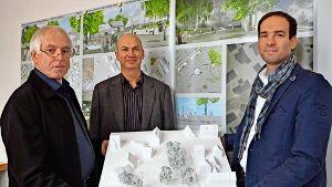 Der Jury-Vorsitzender Ulrich Schuster (v.li.), Stephan Oehler (Stadtplanung) und Stephan Gehring   mit dem Sieger-Entwurf Foto: Linsenmann