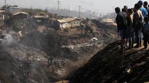Fassungslos betrachten die Bewohner von Valparaíso die vom Feuer hinterlassene Trümmerlandschaft. Foto: dpa
