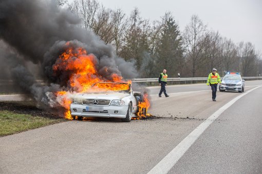 Totalschaden in Höhe von rund 30.000 Euro sind am Freitag beim Brand eines Mercedes SL bei Schwaikheim entstanden. Foto: www.7aktuell.de | Simon Adomat