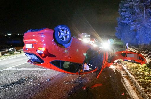 Wohl zu schnell gefahren: Das Auto eines 36-Jährigen liegt nach einem Unfall in Nufringen auf dem Dach. Foto: SDMG