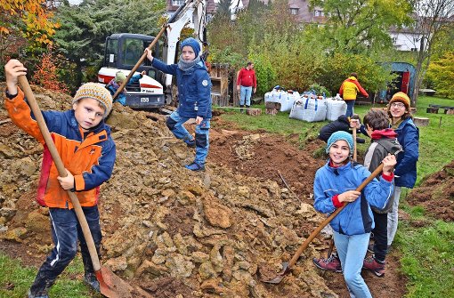Mit vereinten Kräften haben Kinder und Erwachsene die Grube für den Wasserspielplatz im Agenda-Garten ausgehoben. Foto: Fatma Tetik