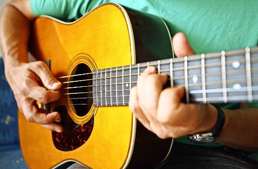 Eine gute Gitarre ist oft aus dem Tropenholz Palisander gemacht. Das ist seit Jahresbeginn noch strenger geschützt. Foto: dpa