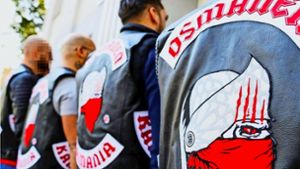 Mitglieder des inzwischen verbotenen Osmanen Germania Boxclub in ihren Kutten mit dem Emblem der rockerähnlichen Gruppe, einem vermumten Osmanen-Krieger. Foto: privat
