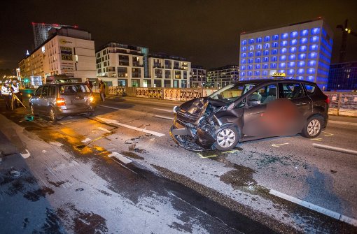 Ein schwerer Verkehrsunfall hat sich am Dienstagabend in Stuttgart-Nord ereignet. Foto: 7aktuell.de/Simon Adomat