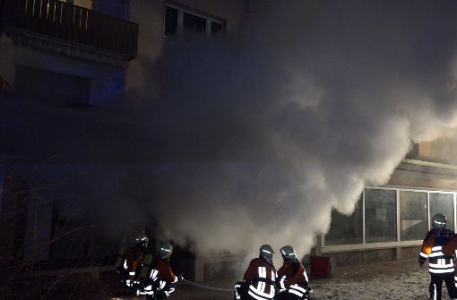 Das im Bereich des Tresens ausgebrochene Feuer verursacht starken Rauch. Foto: 7aktuell.de/Alexander Hald