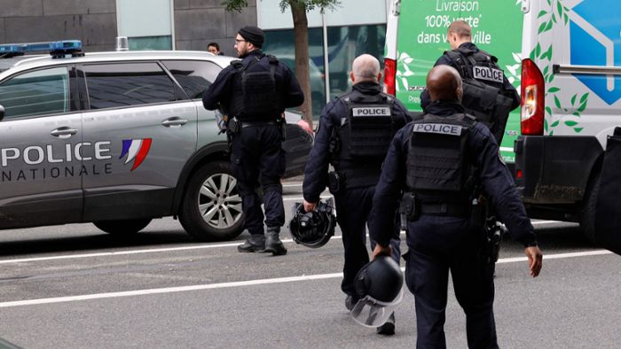 S-Bahnstation in Paris: Bombendrohung – Polizei schießt Frau nieder