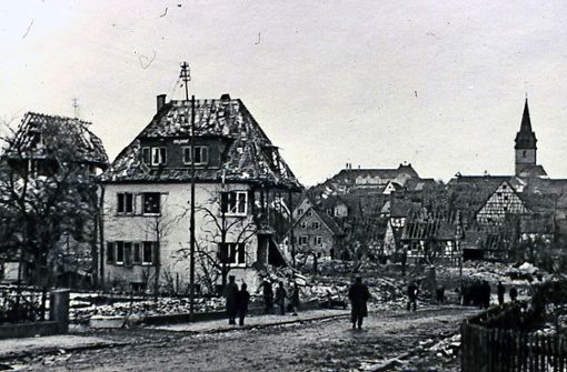 Im Jahr 1944 wurden etliche Gebäude in Kornwestheim zerstört. Davon weiß Zeitzeuge Reinhold Fischer beim Auftakt der neuen Veranstaltungsreihe  zu berichten. Foto: z