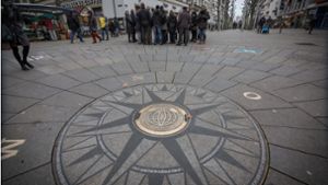 Der Kompass auf der Königstraße signalisiert die Himmelsrichtungen, in denen die zehn Stuttgarter Partnerstädte liegen. Foto: Lichtgut/Julian Rettig
