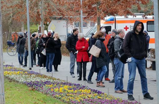 Am 18. Dezember stehen die Menschen bei einer großen  Impfaktion vor der Marbacher Stadthalle Schlange. Foto: Ralf Poller/Avanti/Avanti