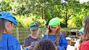 Kiera (9, mit grüner Mütze) und Noah (8) arbeiten mit den anderen Kindern an ihrem Dekopatch-Hirsch.. Foto: Wiebke Wetschera