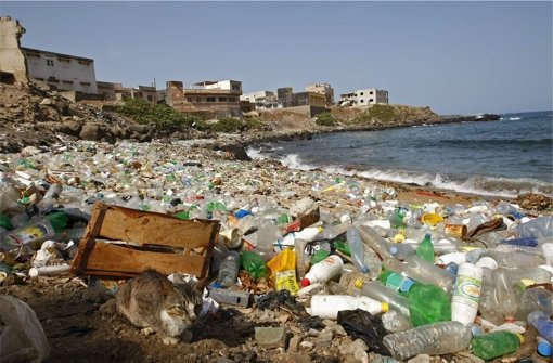 Plastikmüll am Strand an der westafrikanischen Küste bei Dakar, Senegal. Müll im Meer und an den Stränden ist ein riesiges ökologisches  Problem. Wasservögel und Fische   verwechseln solche Müllteile mit Fressen und sterben daran. Foto: dpa