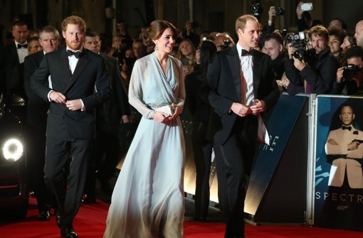 James-Bond-Premiere in London: Auch Prinz Harry, Kate Middleton und Prinz William sind angekommen. Foto: AP