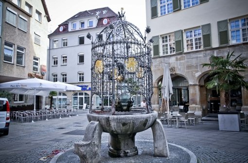 Werbe-Wohnungen am Hans-im-Glück-Brunnen stehen unter Kritik. Foto: Peter-Michael Petsch