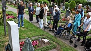Folkmar Schiek (links) referiert über die Geschichte des Alten Friedhofs Vaihingen. Foto: Rebecca Stahlberg