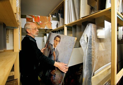 Hans-Viktor Kraemer mit einem Selbstbildnis von Fred Stelzig. Foto: factum/Granville