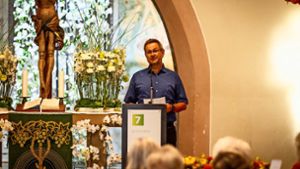 Pfarrer Ernst-Michael Wahl begrüßt die Gäste in der Mauritiuskirche. Foto: Nicklas Santellli