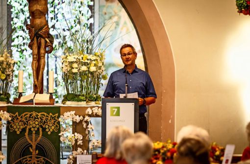 Pfarrer Ernst-Michael Wahl begrüßt die Gäste in der Mauritiuskirche. Foto: Nicklas Santellli