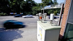 Brennpunkt Neckartor: Künftig soll der Verkehr langsam, aber flüssig am Feinstaubmessgerät (rechts) vorbeifließen. Foto: Peter-Michael Petsch
