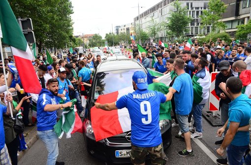 In Stuttgart gab es für die italienischen Fans nach dem 2:0-Sieg gegen Spanien kein Halten mehr. Foto: 7aktuell.de/