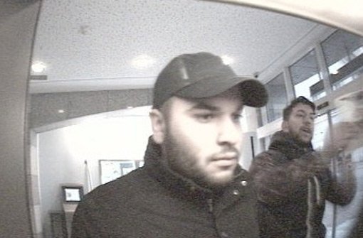 Diese Männer sollen am 19. Februar einen Mann in einer Untertürkheimer Bankfiliale beraubt haben.  Foto: Polizeipräsidium Stuttgart