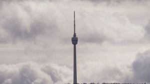 Einen kostenlosen Blick vom Fernsehturm - sozusagen über den Feinstaub – schenkt die Stadt zusammen mit der VVS den Jahreskarteninhabern. Foto: Lichtgut/Max Kovalenko