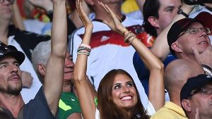 Cathy Fischer, die Freundin von Mats Hummels, hat sichtlich Spaß bei der Partie gegen Brasilien. Auch wenn Hummels kein Tor bei der 7:1-Gala vergönnt war. Foto: dpa