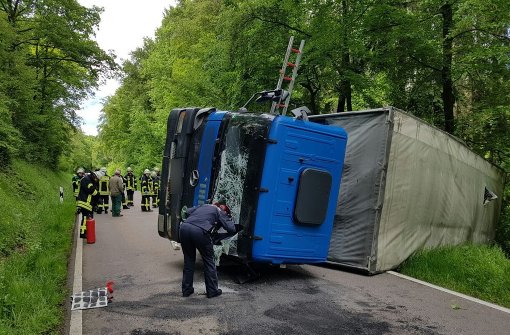 Bei einem Unfall in Sachsenheim ist am Donnerstag ein Lkw umgekippt. Foto: 7aktuell.de/Buddrick