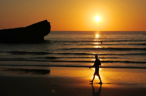 Der Traum vieler Reisenden: ein Sonnenuntergang am Meer. Foto: dpa