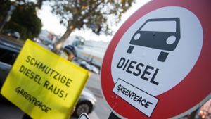 Aktivisten von Greenpeace haben am Mittwoch am Neckartor in Stuttgart demonstriert. Foto: dpa