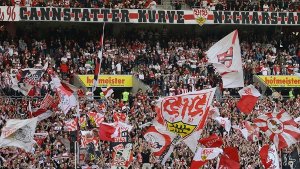 Die Mehrheit der Fans des VfB Stuttgart will sich von den Vorkommnissen in Paris und Hannover nicht einschüchtern lassen. Foto: Pressefoto Baumann