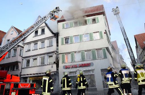 Am frühen Mittwochabend ist mitten in der Esslinger Altstadt ein Brand ausgebrochen. Die Flammen haben zwei Gebäude schwer in Mitleidenschaft gezogen. Foto: www.7aktuell.de | 7Aktuell