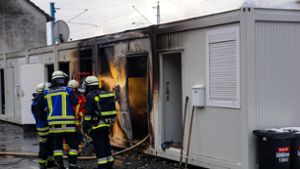 Bei dem Brand eines Wohncontainers in Eislingen sind fünf Menschen verletzt worden. Foto: SDMG