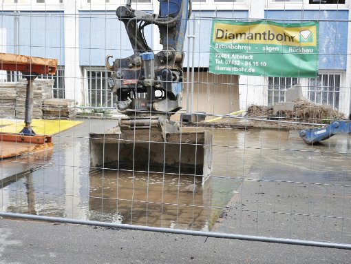 In einer Baustelle im Stuttgarter Westen steht das Wasser. An der Silberburgstraße hat es am Morgen einen Wasserrohrbruch gegeben. Foto: www.7aktuell.de | Florian Gerlach