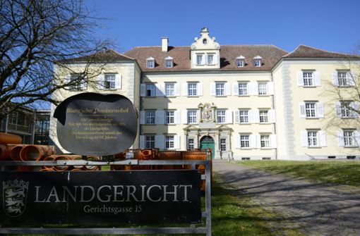 Ein wegen sexuellen Missbrauchs von Patientinnen angeklagter Arzt hat vorm Landgericht Konstanz ein Geständnis abgelegt. Foto: dpa