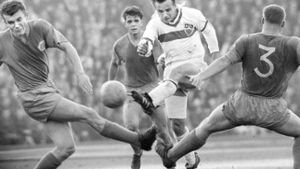 Mit Wucht und Technik: VfB Stuttgart-Spieler Erwin Waldner in den sechziger Jahren Foto: Baumann