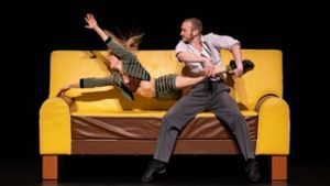 Szene aus Itzik Galilis Tanz-Comedy „The Sofa“ Foto: Jeanette Bak