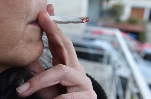 Der BGH muss entscheiden: Ist das Rauchen durch das Recht auf Freiheit der Lebensführung gedeckt?  Foto: dpa