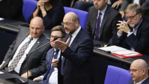 SPD-Politiker Martin Schulz attackierte AfD-Politiker Alexander Gauland bei der Generalaussprache. Foto: AP